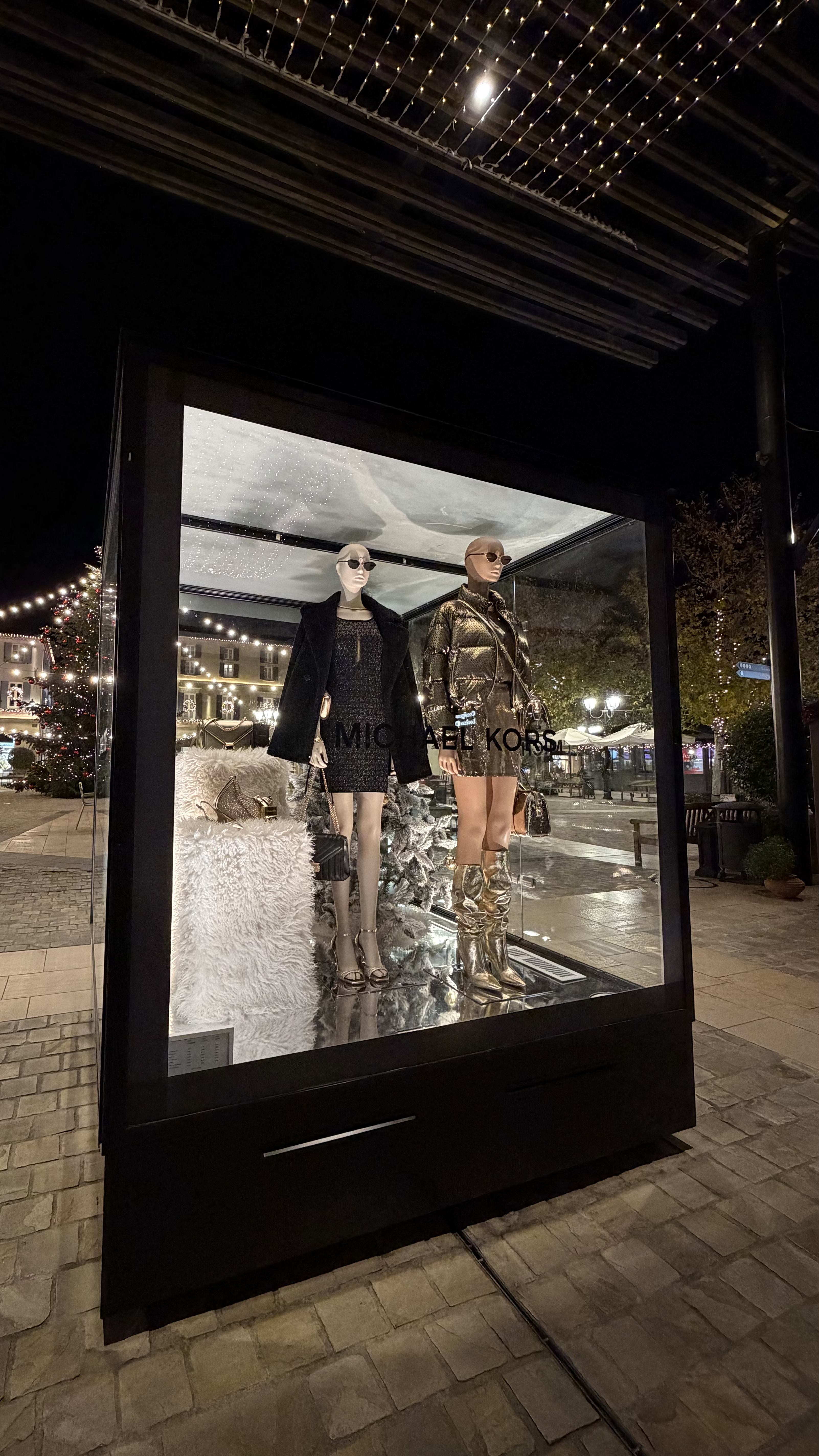 Glass cube de nuit avec silhouettes festives