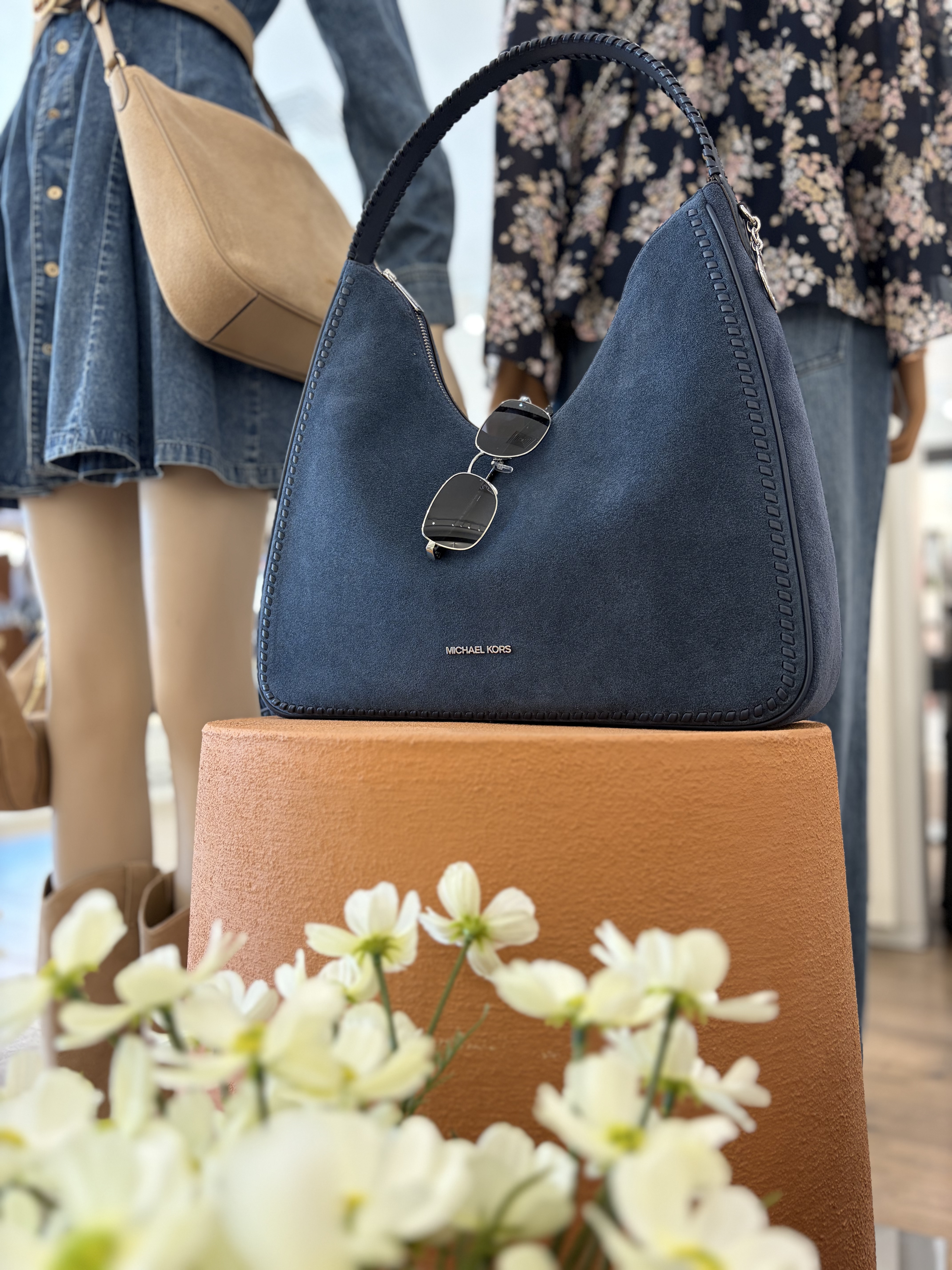Sac denim présenté sur podium terracotta