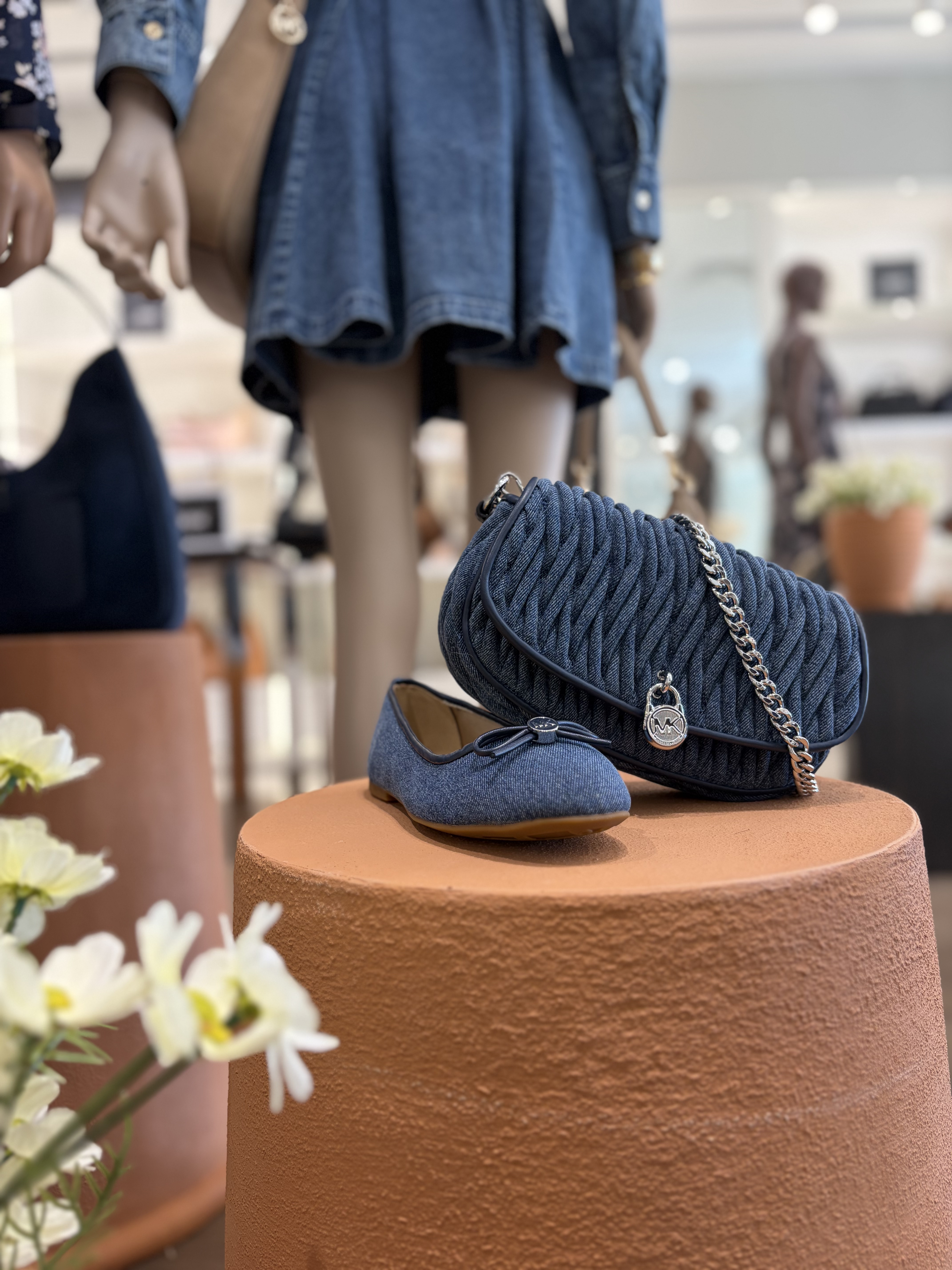 Détail produit denim et props terracotta
