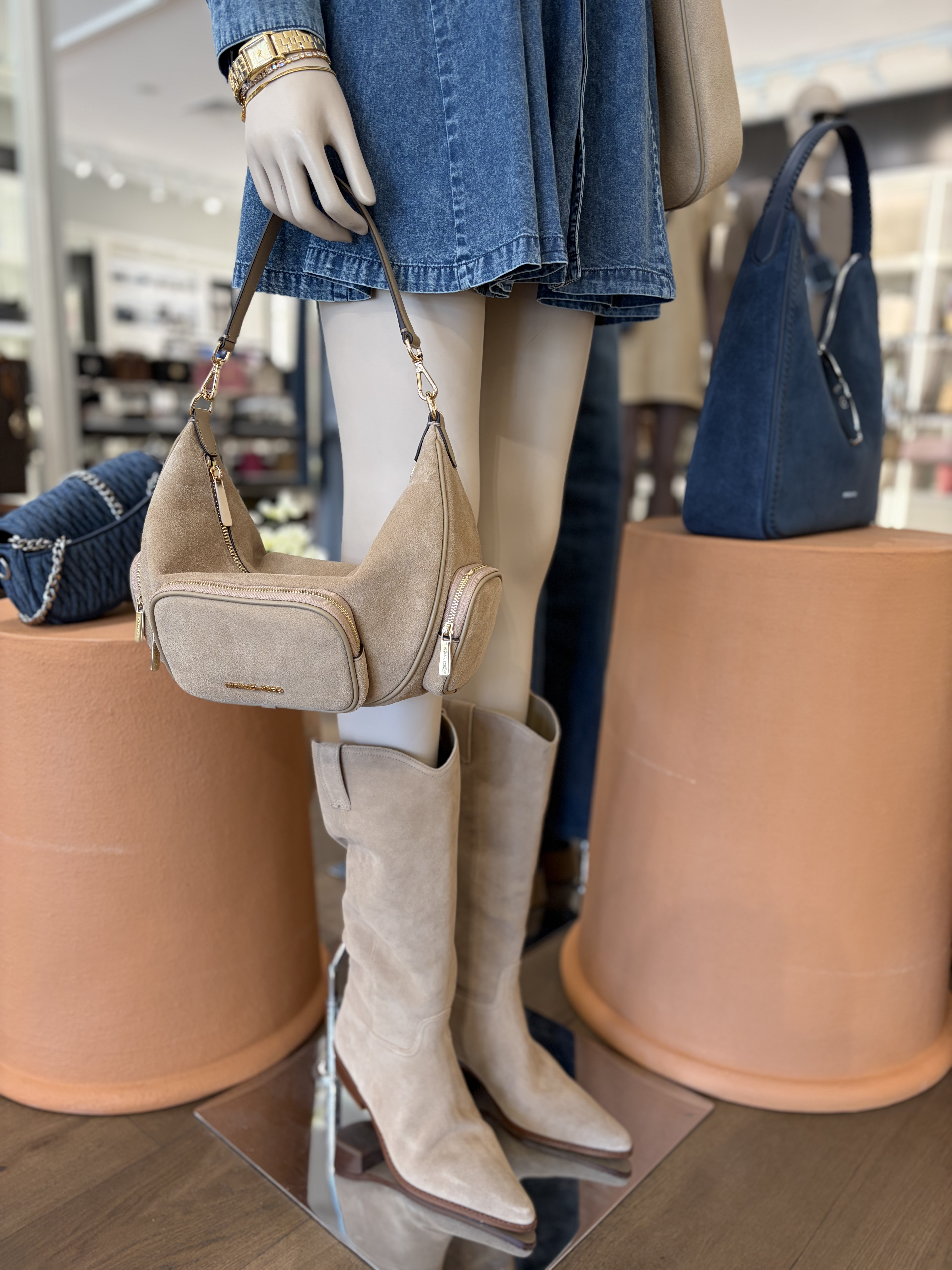 Silhouette denim et sac suédé en boutique