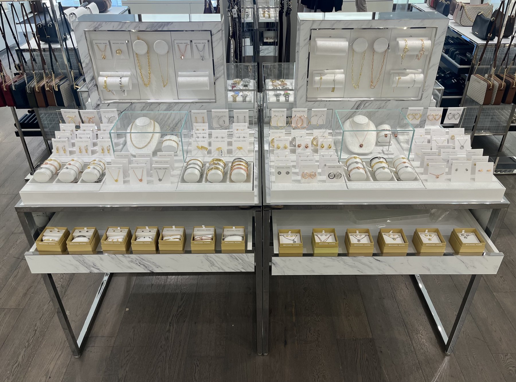 Vue d’ensemble fixtures bijoux et montres